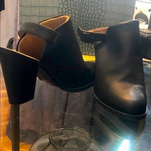 Black leather Mules